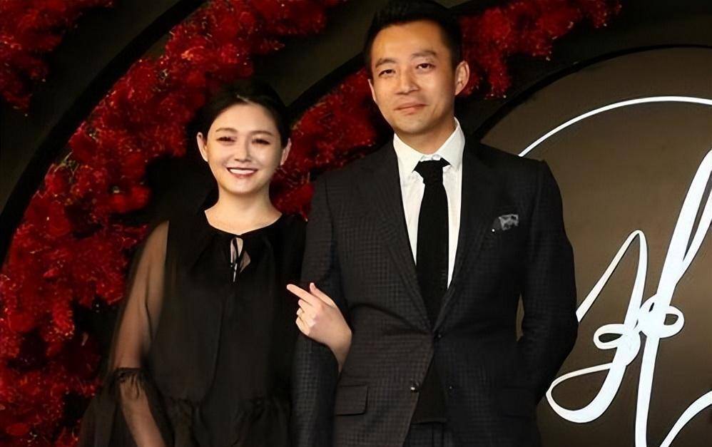 汪小菲未婚妻疑怀孕两人现身买奶爸车女方衣着宽松孕味十足