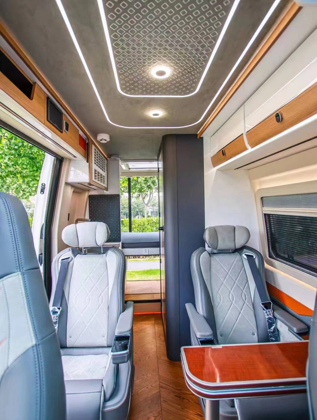 四驱越野房车,奔驰斯宾特高顶,3.0t柴油四驱版本,现车介绍