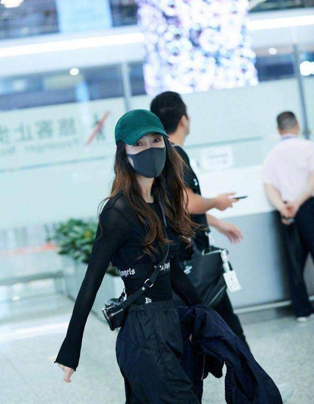 原创angelababy走机场巴掌腰太抢镜xs码的裤子还往下掉