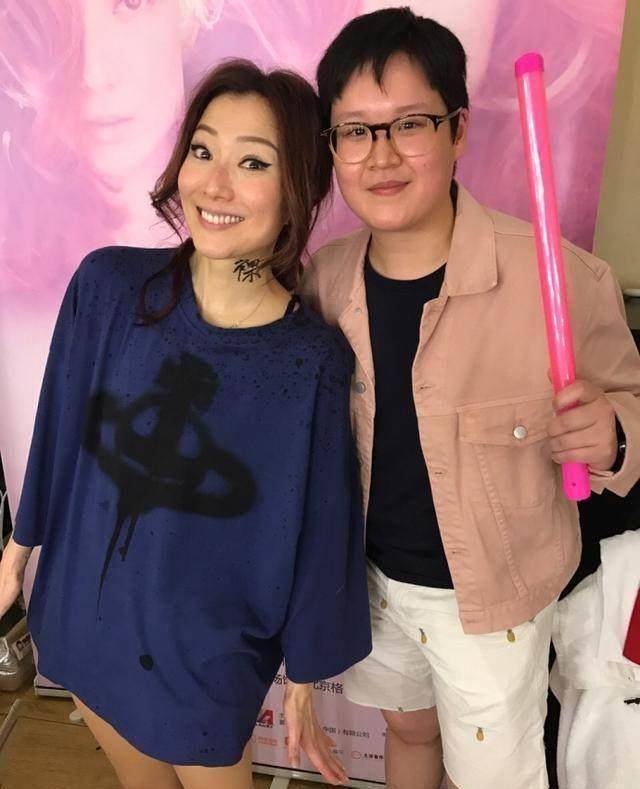 恬妞女儿与其他女生站在一起都就像男友一般有气势,不说她是女孩子,还