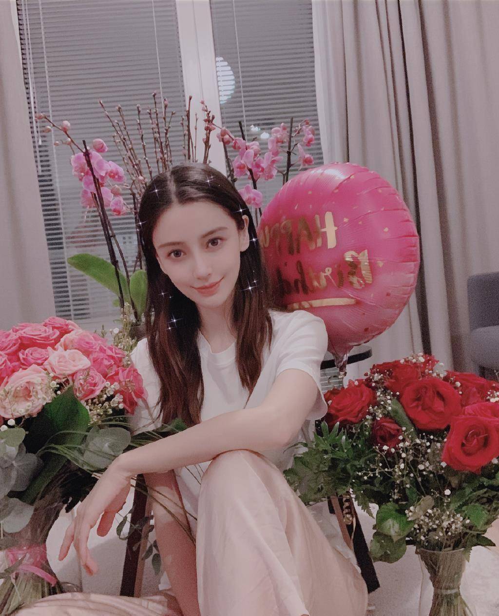 原创baby生日现场温馨华丽打扮简单颜值高穿衣服像是抱着小海绵