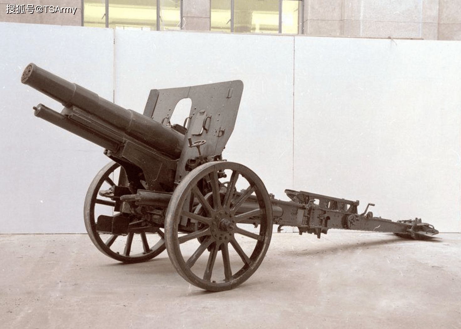 在迫击炮方面,当时东北军就拥有辽造二十式240毫米重迫击炮,这个型号