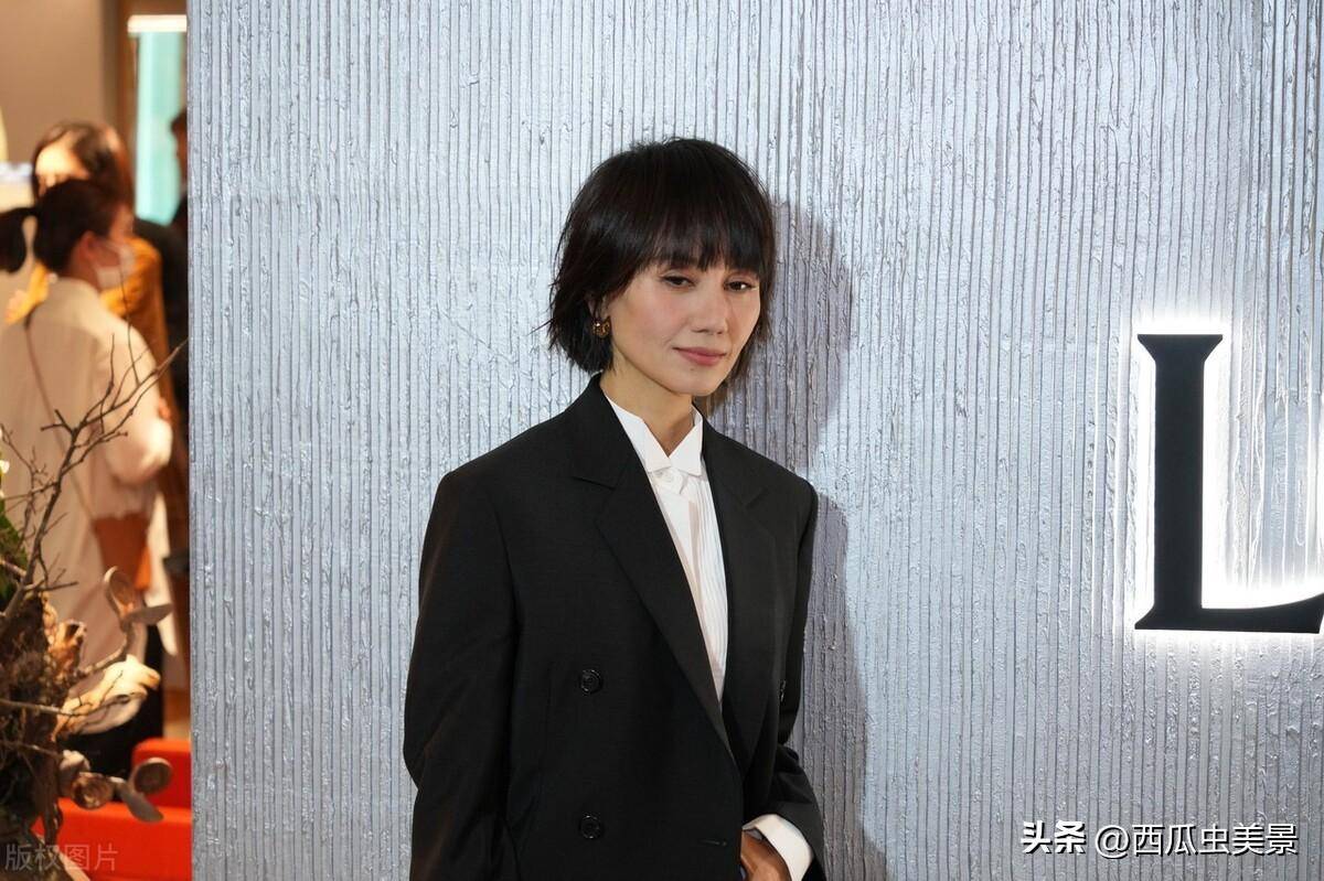 她在电视剧《我的前半生》和靳东,马伊琍搭档,敬业精湛的演技给醇家