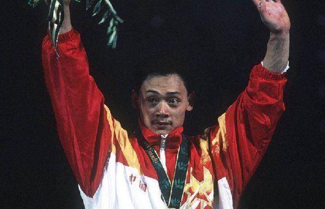 占旭刚:连夺2届奥运冠军,退役迎娶空姐,现47岁官至副厅级_举重_因为