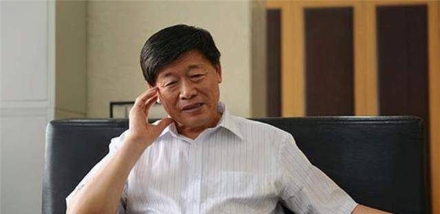 原创山东隐形首富张士平给16万员工盖房自己用200元老年机