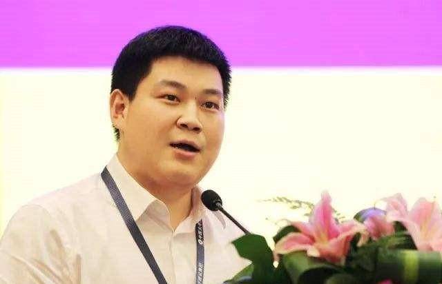 政商婚礼耗资千万不仅职场得意,25岁这年,严昊也与相恋多年的妻子吕雯