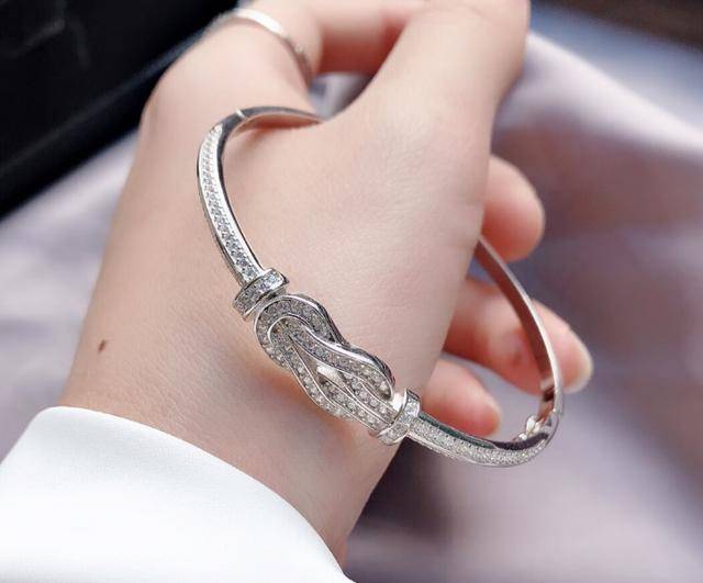 原创女人长期戴银手镯真的好吗医生终于说出了实情