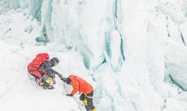 原创珠峰著名遇难者绿靴子遗体20多年都无人搬下山这是为何