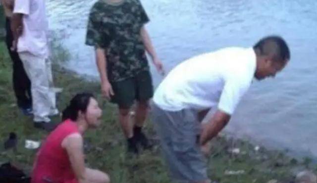 原创2012年27岁小伙跳河救人牺牲后被救者漠然离去关我什么事