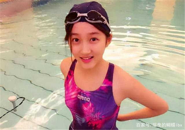 原创关晓彤早年泳衣照曝光扎双马尾对镜头卖萌鹿晗眼光真够刁钻