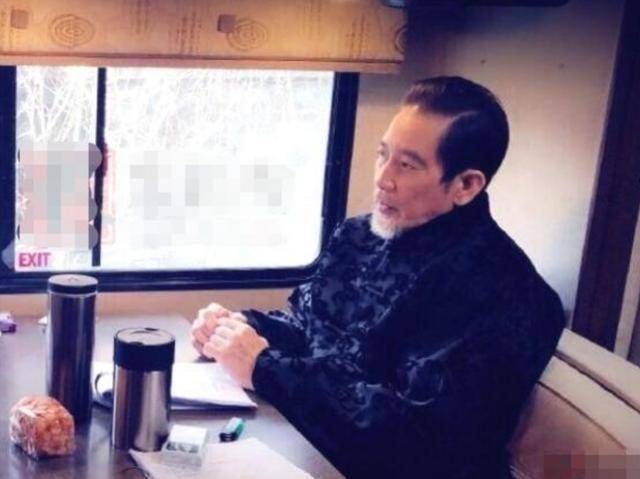 原创74岁秦汉近照曝光穿黑色长大衣不输小鲜肉孤身一人惹人叹