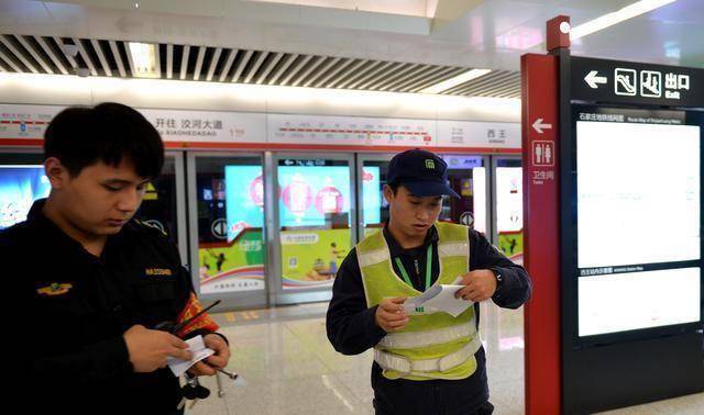 原创90后小伙为了20余万人每天在地下徒步走3个小时彻夜不眠