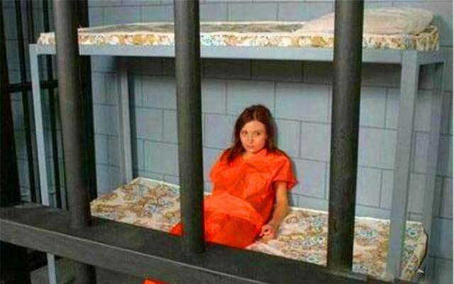 在上个世纪60年代,其社会环境比较混乱,"朱门酒肉臭,路有冻死骨"的