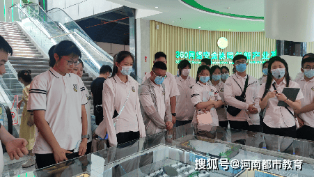 郑州九中校长张莹在全市德育建设暨心理健康教育工作推进会上做主题