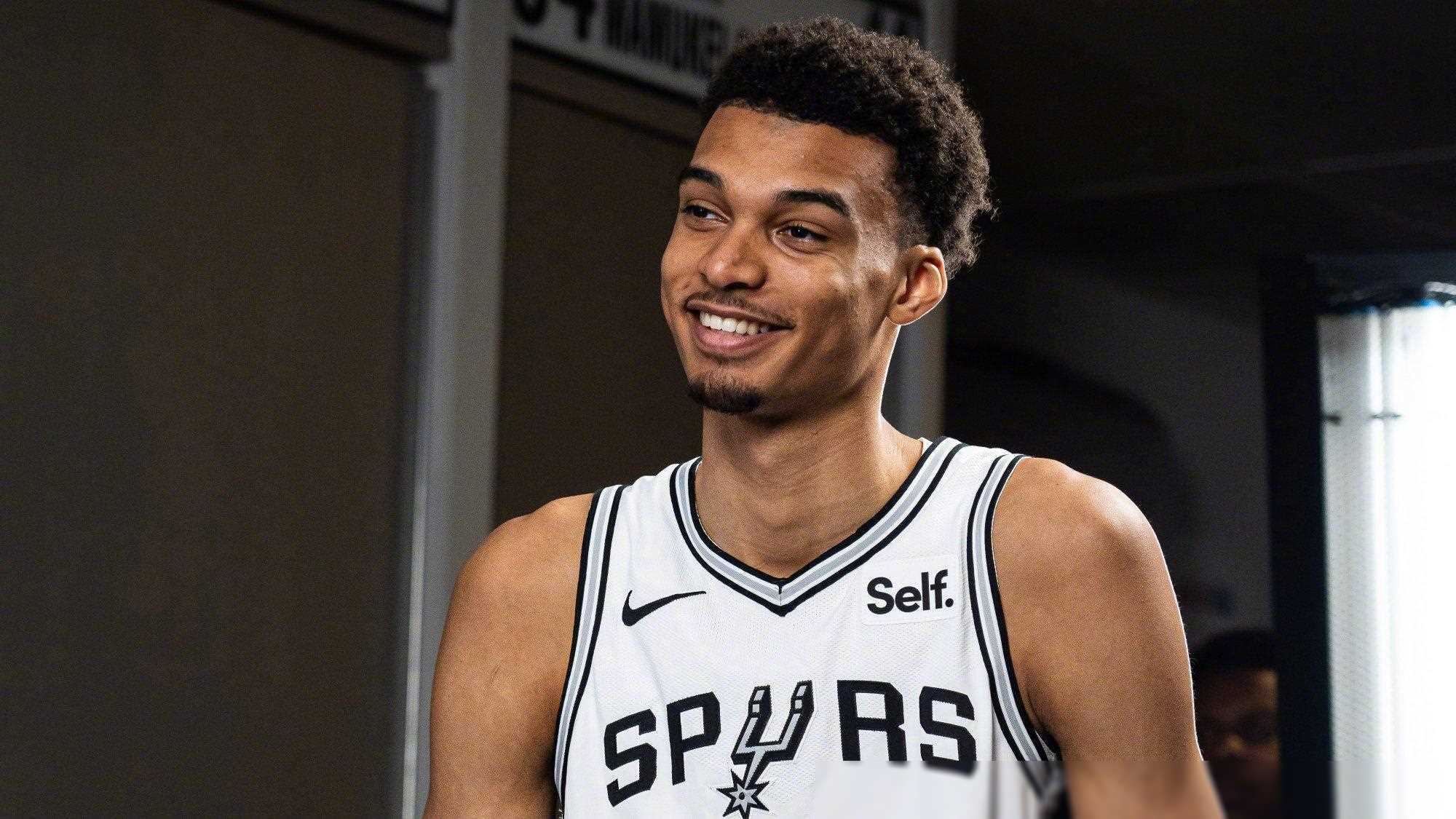 快船队的伦纳德在这场比赛中展现了自己的全面能力,他在得分,篮板