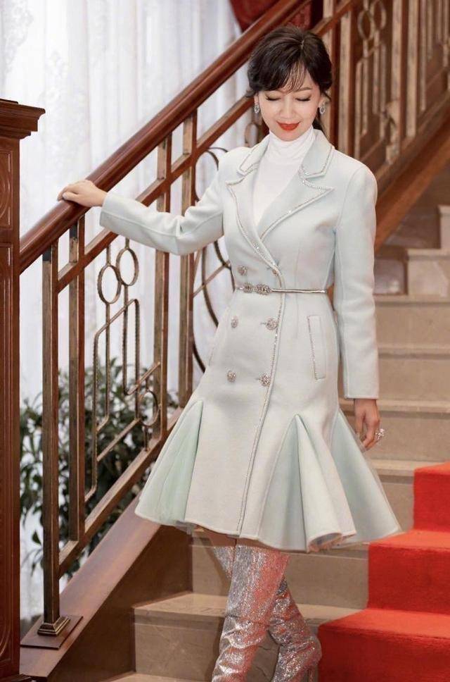 原创65岁赵雅芝再潮出新高度穿柠檬色大衣高调减龄像25岁气质