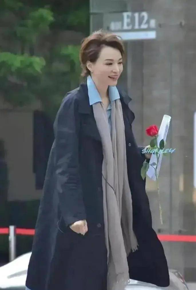 原创董卿路边吃面也如此优雅穿风衣丝巾美成一道靓丽的风景线