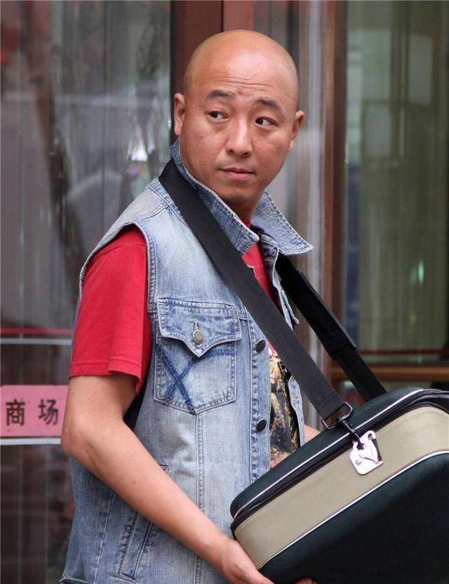 原创龙岭迷窟中与潘粤明斗智斗勇歌手出身的他是金牌小人物