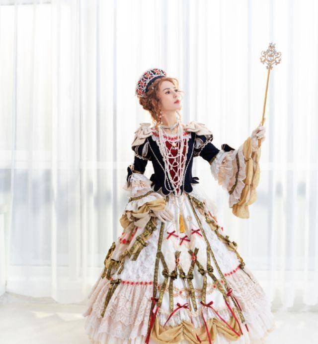 原创54岁李若彤挑战lolita装戴王冠扮高贵皇后美到认不出