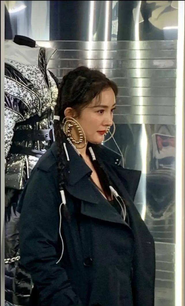 原创杨幂带巨型耳饰参加活动又酷又飒看到生图网友又被精修骗了