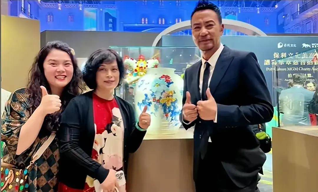 何超琼和董明珠牵手美高梅酒店犹如姐妹任达华与太太团热聊