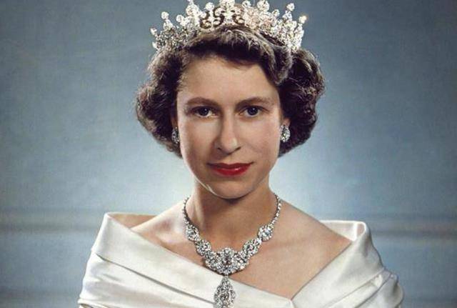 55岁英女王气定神闲骑着黑马,一名17岁少年朝她开了6枪_伊丽莎白_民众