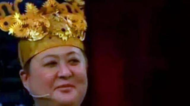 农村大姐头戴凤冠来鉴宝刚一进场专家你赶紧把它给我摘下来