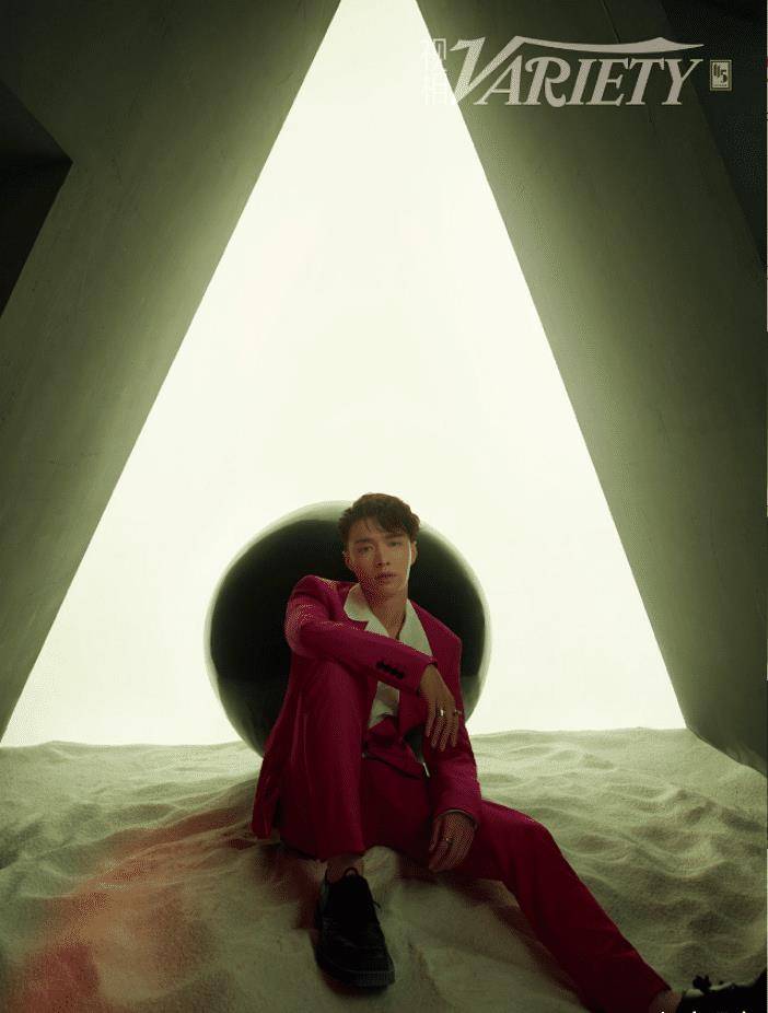 原创张艺兴受邀参加杂志拍摄嗦粉成大片最后一张有红光更显朦胧