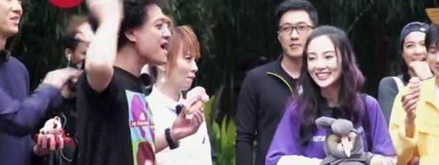 这让a栋的人感到非常嫉妒,于是赵英俊对李小璐喊道:"贾乃亮快开个飞机