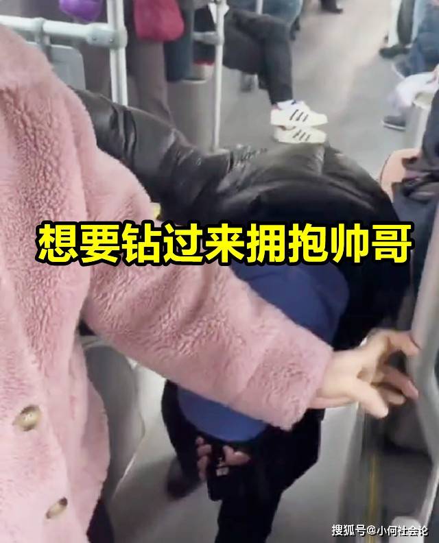 听到男子说要报警,女子脸上露出不高兴的表情,似乎是在责怪男子不近人