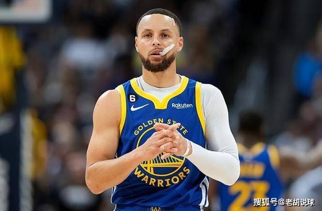 原创库里就是nba最强控卫文班亚马无奈表态被3人合围他仍然能得分