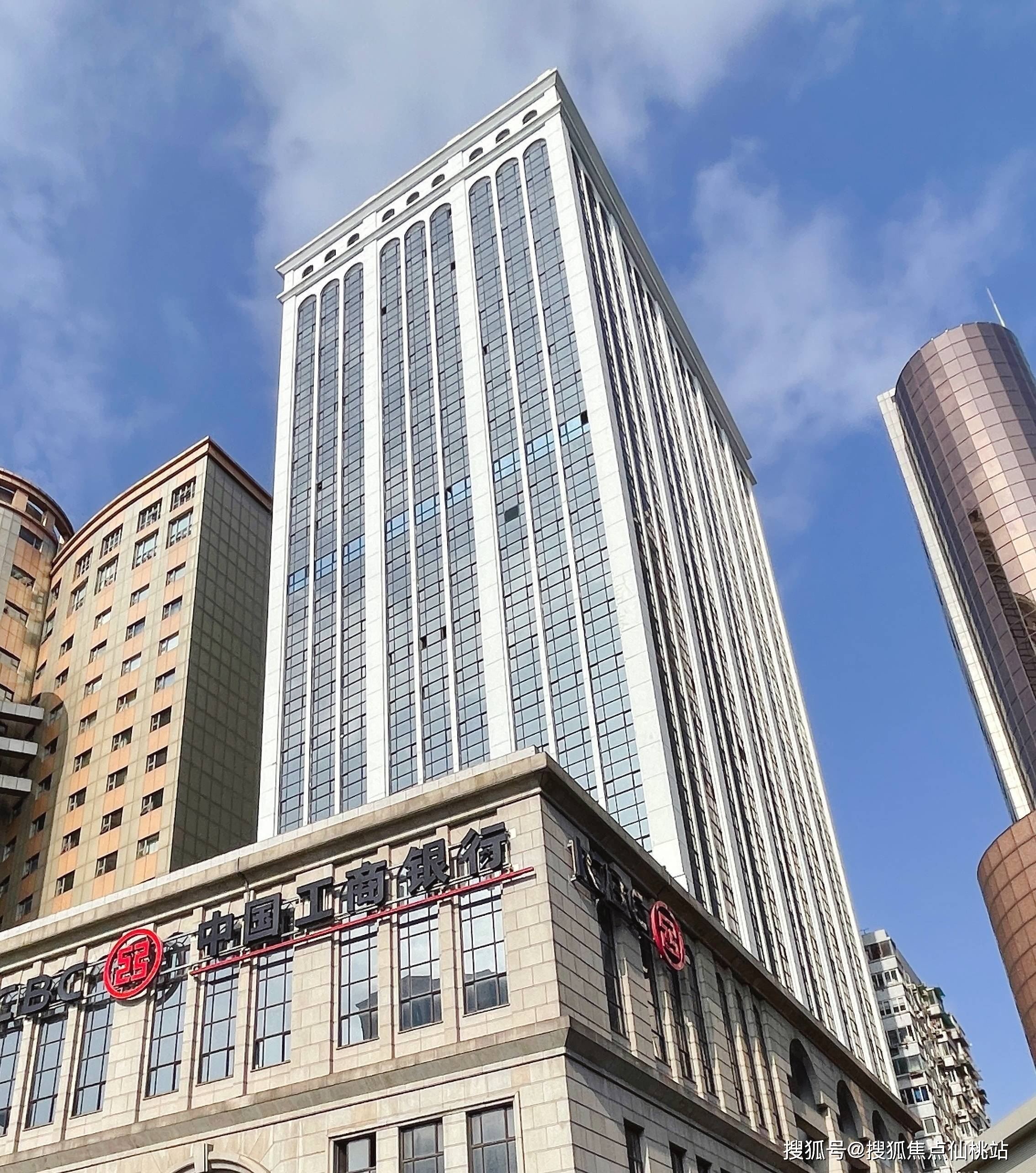 华山昕雨上海申亚金融广场公寓规划产权年限物业费开发商售楼处电话