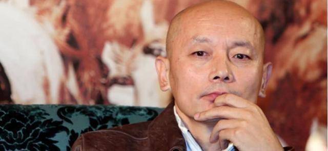 原创64岁葛优一家三口少见同框3岁儿子乖巧可爱戴帽子防人识