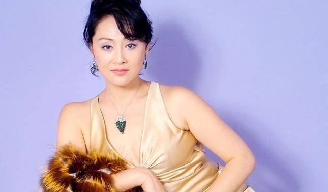 原创56岁王姬全家照老公帅气女儿颜值惊人27岁儿子智商仅4岁