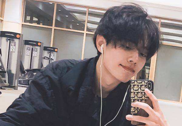 原创肖战晒出健身房照片身上的肌肉线条明显略显身材肌手臂也粗壮了