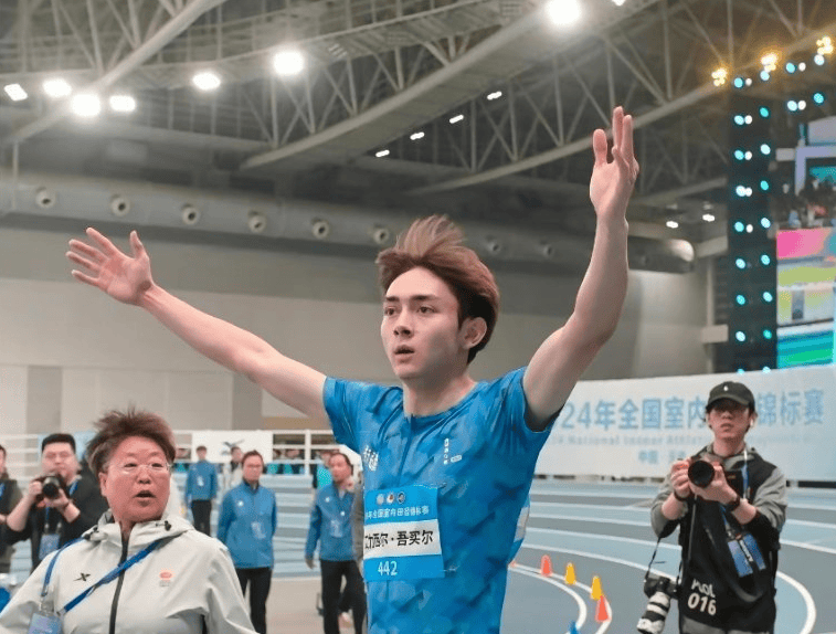 连破纪录！中国田径双子星诞生：17岁新疆飞人+15岁天才少女闪耀