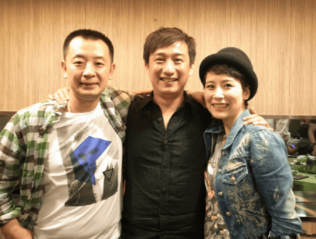 原创海清回安徽老家祭祖素颜和亲友团聚显老瘦脱相大合照引热议