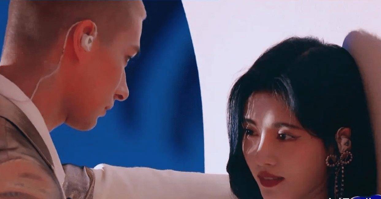 原创又被质疑整容鞠婧祎被米卡壁咚时鼻子上的透光太严重了