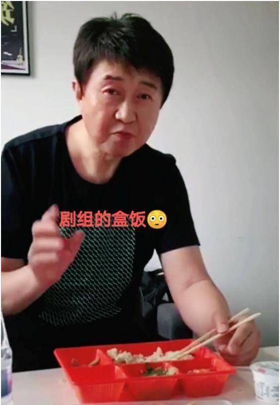 原创54岁付笛声晒近照出席活动无观众观看吃廉价盒饭惹人怜