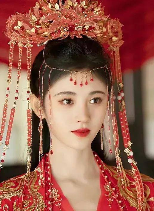 私下里,鞠婧祎从来都是化着精致的妆容出现.