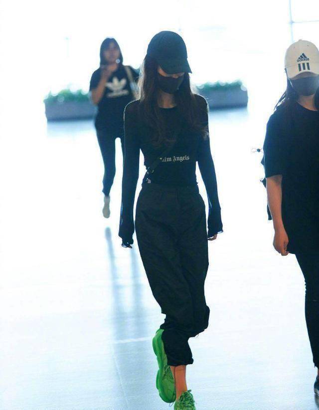 原创angelababy走机场巴掌腰太抢镜xs码的裤子还往下掉