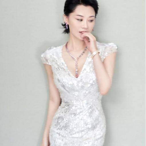 原创52岁许晴近况佳紧身礼服妖娆站姿让人看了就想拥有