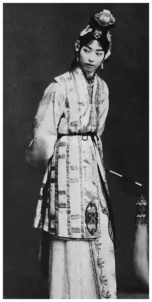 坤旦皇后言慧珠离婚嫁俞振飞后悲情早逝弟媳是王晓棠