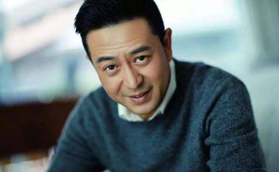 原创张嘉译带老婆孩子出去吃饭驼背更加厉害直不起身让人担忧