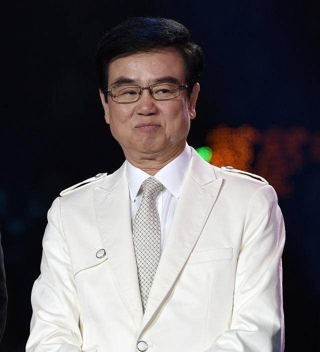 原创75岁的黄百鸣近照精神好身材壮硕像年轻人开游艇出海好惬意