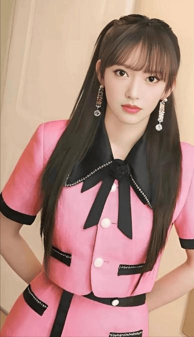 堪称"人间芭比"的程潇,因上围丰满傲人被戏称"奶潇",碾压疯马秀lisa!