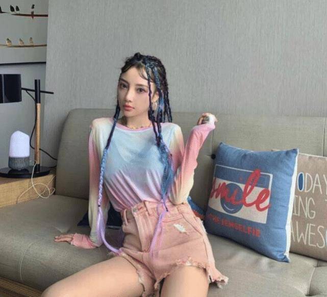 原创李小璐没上浪姐不遗憾自己打造脏辫露脐造型满满女团风范