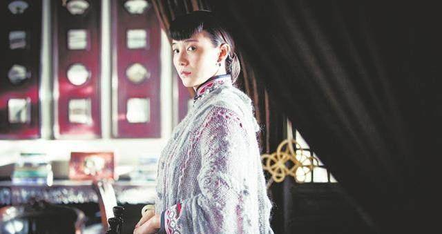三夫人惟一的弟弟醉酒后开枪把街头的几个路灯打碎了,姐夫张作霖直接