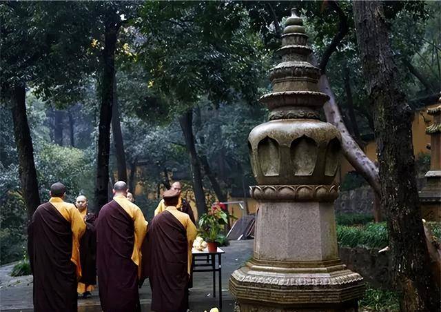 慧理和尚漂洋过海来到中国,看到了灵隐寺所在地的山峰极为奇特,并且仙