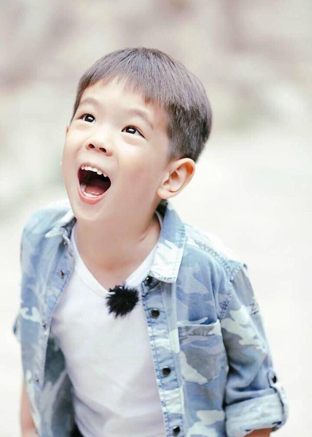 原创baby现身机场扔下儿子先走小海绵奶凶质问你要去哪